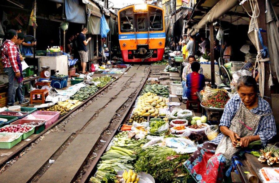 Рынок на рельсах в Тайланде
